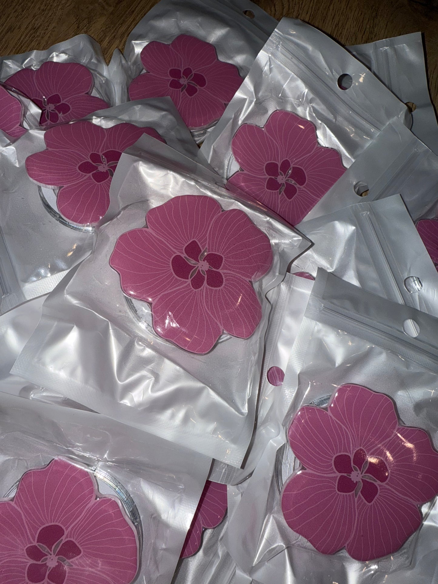 MAGSAFE PHONE GRIP PINK HAU **MAKANALANI DESIGNS COLLAB**