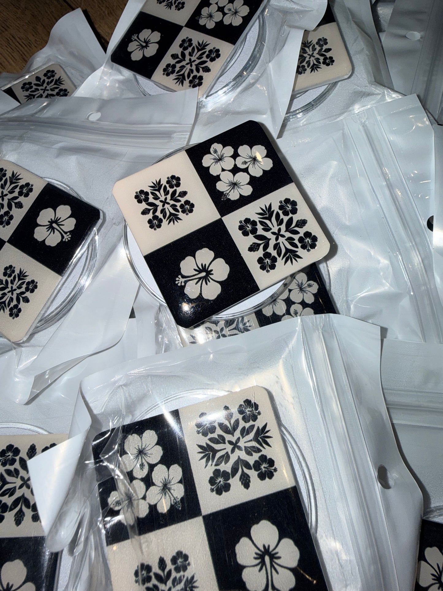 MAG SAFE PHONE GRIP HIBISCUS B/W