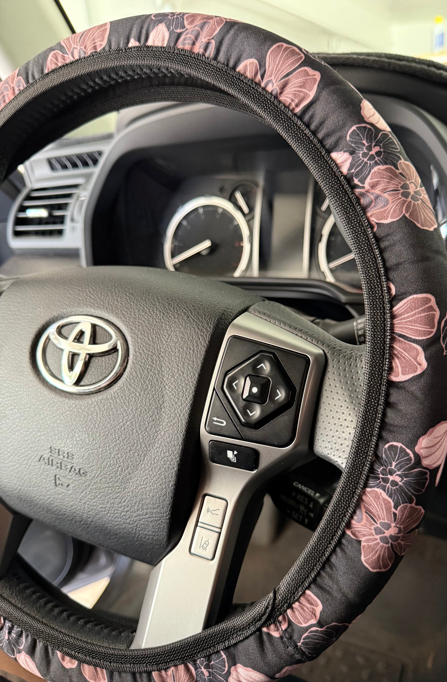 STEERING WHEEL COVER BLACK HIBISCUS HAU *COLLAB WITH HO'ONANI COLLECTIVE*