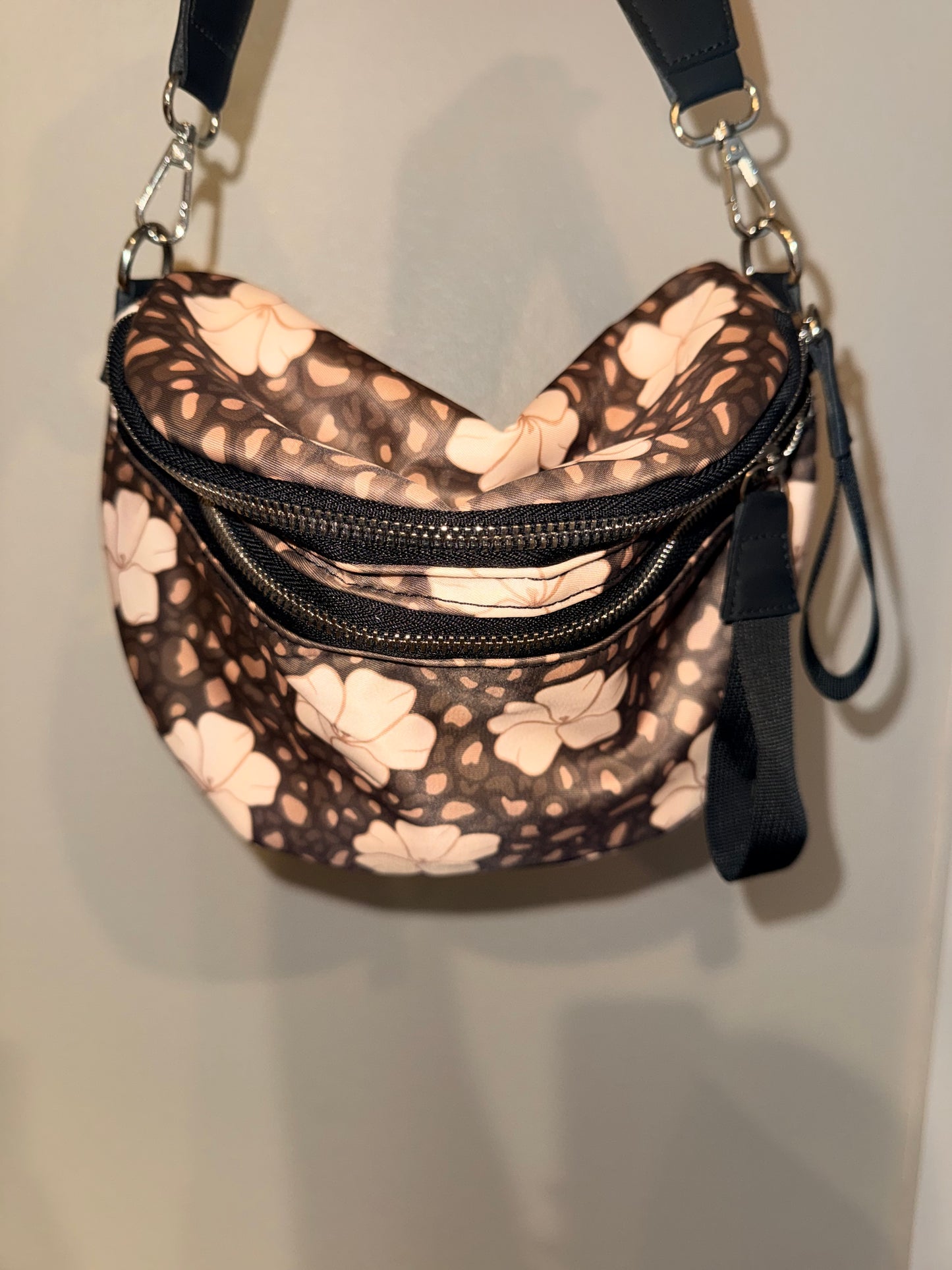BELT BUM BAG LEOPARD PUAKENIKENI DARK BROWN (SILVER HARDWARE)